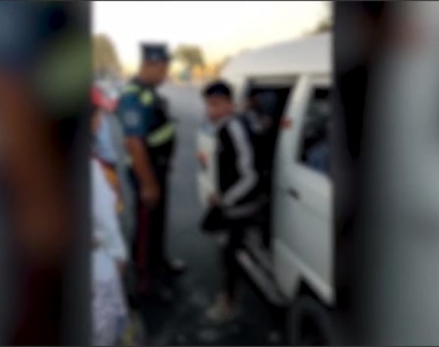 Samarqandda YPX inspektori to‘xtatgan "Damas" ichidan 18 nafar yo‘lovchi tushib keldi