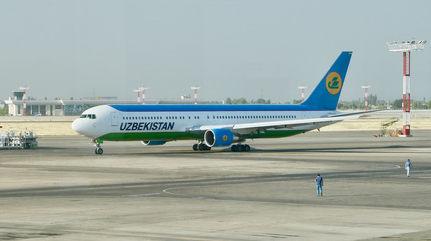 Uzbekistan airways рейсы. A320 Uzbekistan Airways. Самолет Боинг 788 Узбекистан. Uzbekistan Airways AJ. Узбекистан Эйрвейз самолет аэропорт Минвод.