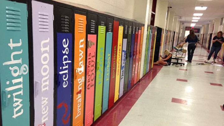 Школьные шкафчики, раскрашенные под книги - «Аллея литературы»