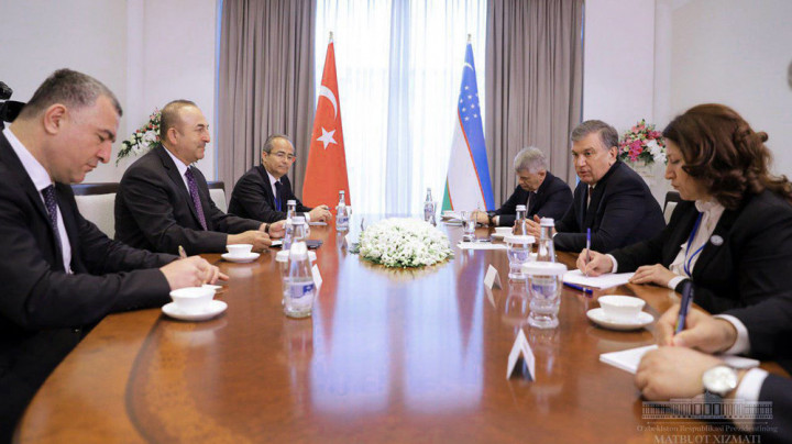 Шавкат Мирзиёев принял министра иностранных дел Турции Мевлюта Чавушоглу, принявшего участие в международной конференции Мирный процесс, сотрудничество в сфере безопасности и региональное взаимодействие.