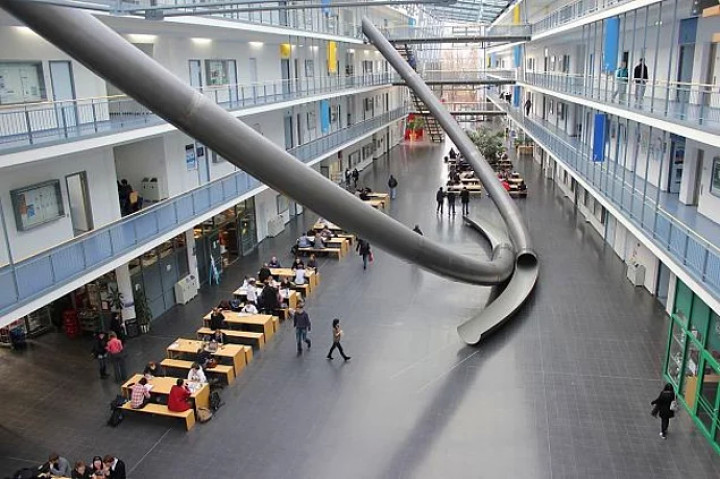 Быстрый спуск на первый этаж в Техническом университете Мюнхена