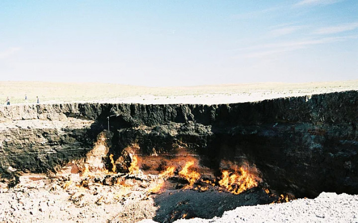 Кратер, в котором находилось большое скопление подземного газа, был обнаружен советскими геологами в 1971 году. В результате раскопок и бурения буровая вышка вместе со всем оборудованием провалилась в кратер, но, к счастью, никто из людей не пострадал.