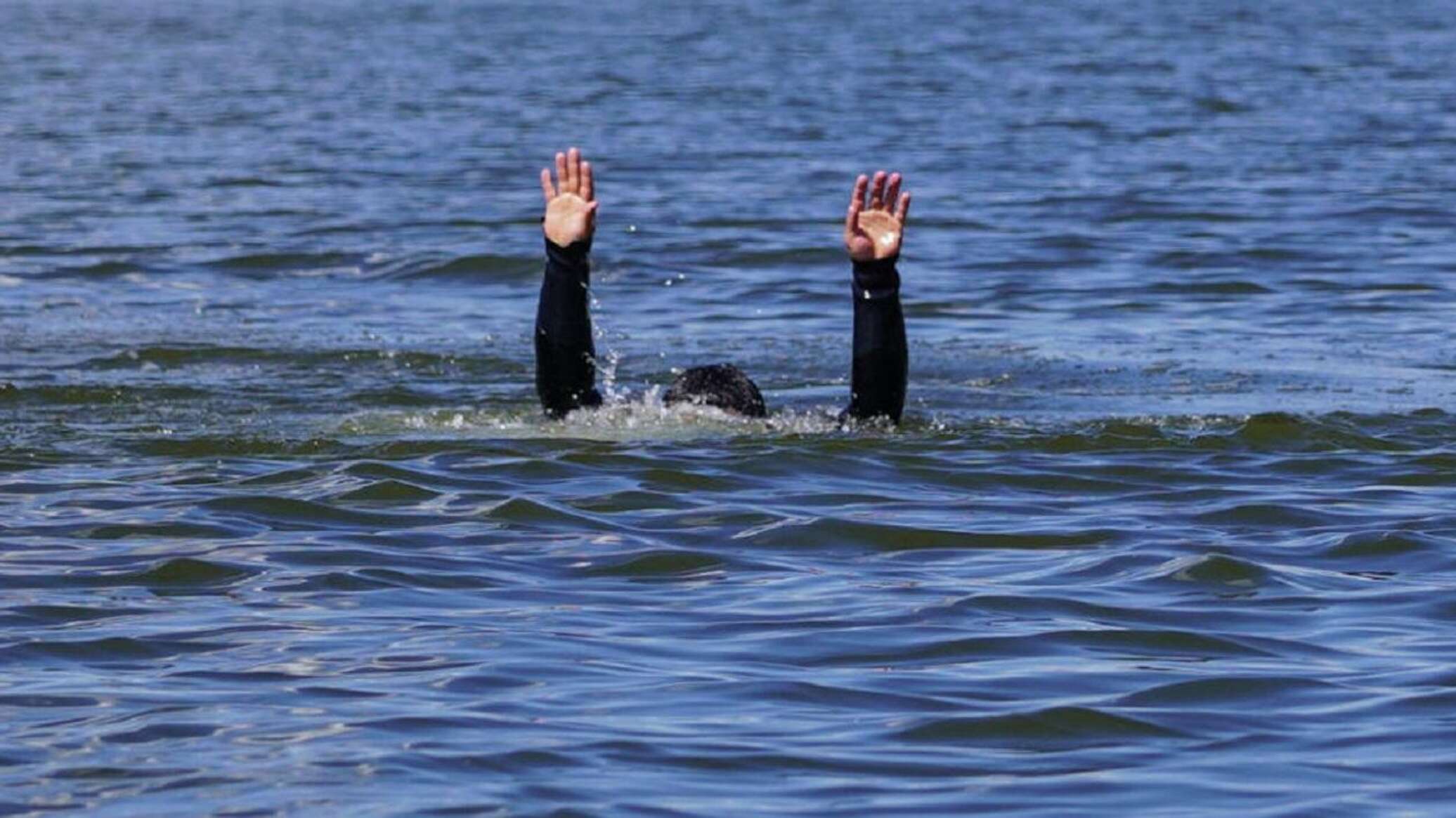 Называть утонуть. Тонущий человек. Утопающий человек. Дети на озере.