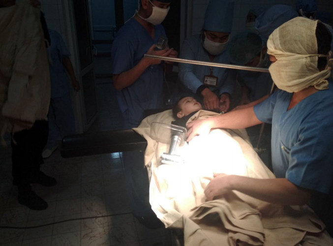 Спасатели Управления по чрезвычайным ситуациям Самаркандской области освободили руку ребенка, застрявшую в электрической мясорубке.