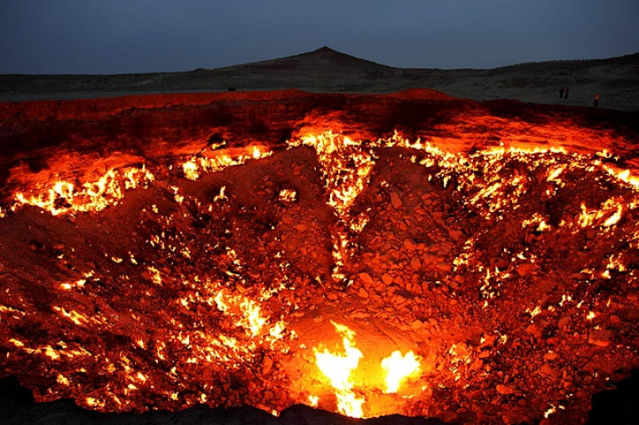 Если человек или животное попадут в этот "Ад", их сразу ждёт неминуемая гибель, так как языки пламени внутри кратера достигают высоты в 15 метров.