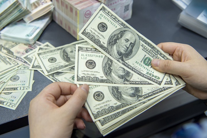 Dollar kursi so`mga nisbatan yana qimmatladi