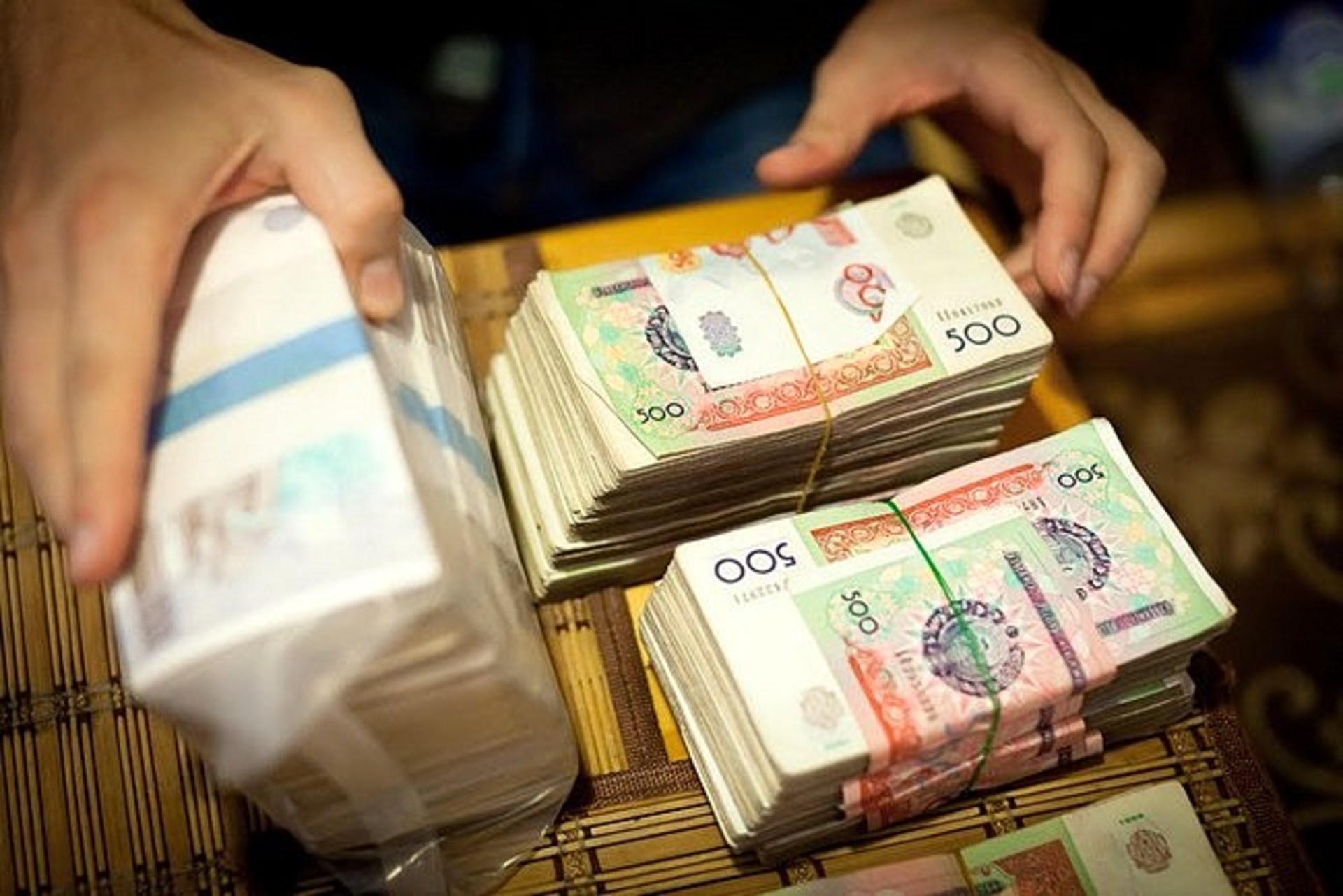 Узбекистан валюта сум. Узбекские деньги. Сум Узбекистан. Деньги сум Узбекистан. Узбекские деньги в руках.