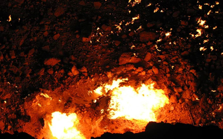 Чтобы вредные для человека и животных газы не выходили наружу, их решили поджечь, полагая, что пламя потухнет через пару дней. Но с 1971 года и по сей день природный газ, выходящий из кратера, горит днём и ночью.