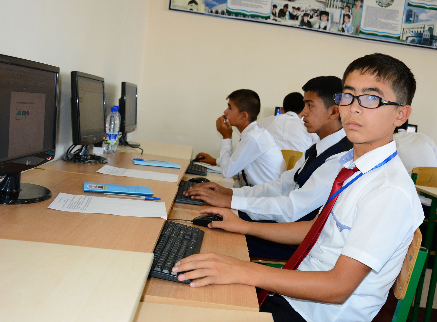 Apro uz test ishlash. Студенты Узбекистана. Компьютер Узбекистан. Таълим технологиялари. Узбекистан в компьютерных.