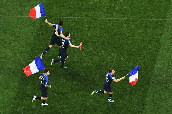 Некоторые игроки подбежали к своим фанатам и взяли у них французские флаги.Фото: РИА Новости/Алексей Куденко