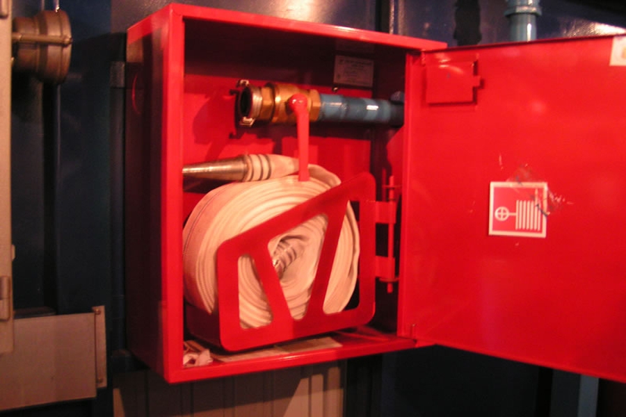 Пожарный кран в помещении. Пожарный кран ТРВ. Пожарный кран 485 в МКД. Внутриквартирный пожарный кран. Пожарный щит с рукавом.