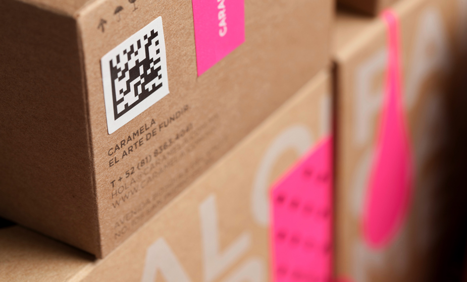 Qr код на упаковке. Коробка с QR кодом. QR код на упаковке продуктов. Стикер с QR кодом на упаковке.