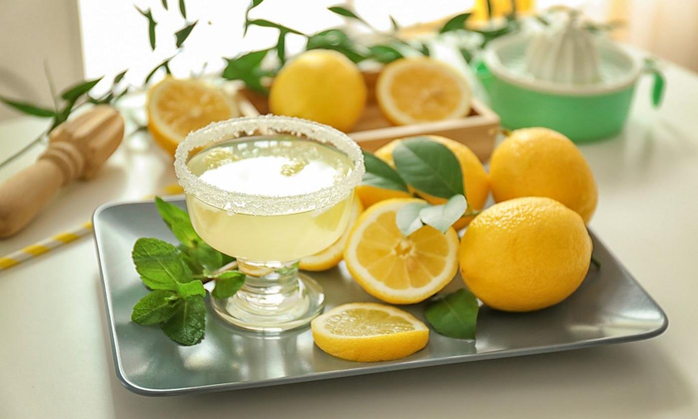 Мед с лимоном польза и вред. Лимон. Лимон фото. Лимонный сок. Лимон на столе.