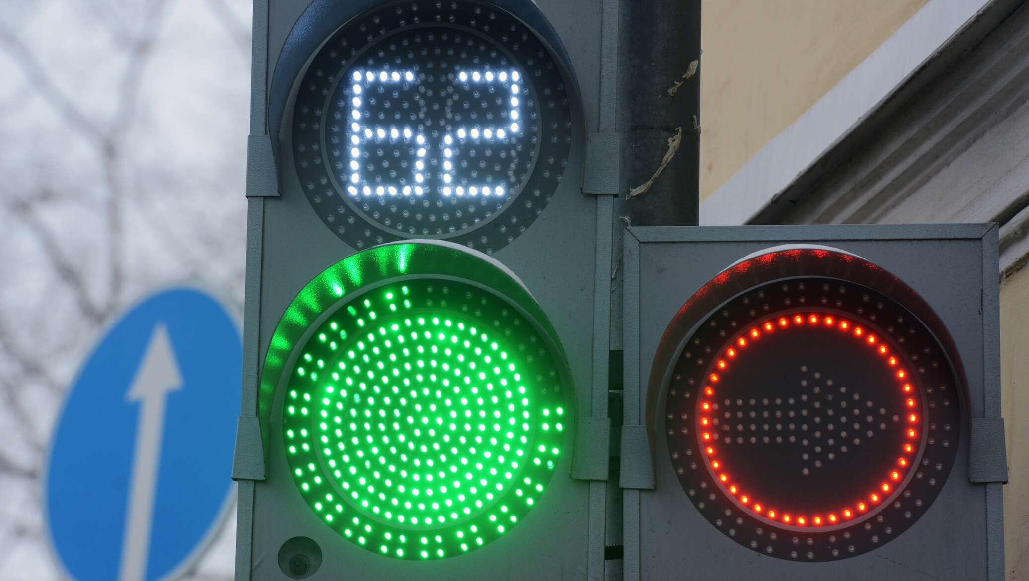 Светофор на комендантском. Светофор светодиодный транспортный т.1.2 с ТООВ (300 мм). Светофор светодиодный двухсекционный красный зеленый. Светофор с цифрами. Зеленый сигнал светофора.